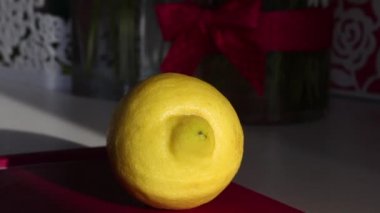 Bir adam bıçak alır ve limon halkaları keser. Limon taze ve sulu. Yakın çekim. Görünür etli limon hamuru, akan suyu.
