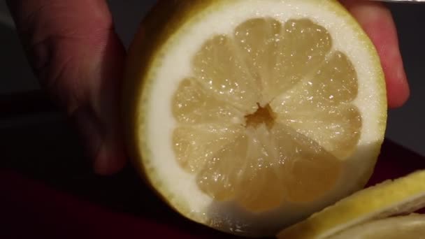 Mannen Klipper Citron Ringarna Och Sätter Kniven Sidan Citron Fräsch — Stockvideo