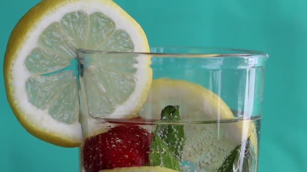 Table Glass Mineral Water Water Put Slice Lemon Strawberry Fresh — Stock Video