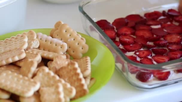 Cookies Dans Récipient Verre Une Couche Tranches Fraise Sur Dessus — Video