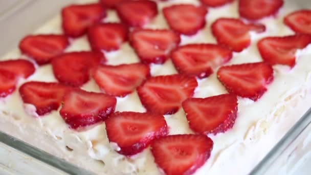 Pastel Fácil Delicado Con Capas Galletas Crema Agria Fresas Cerca — Vídeo de stock