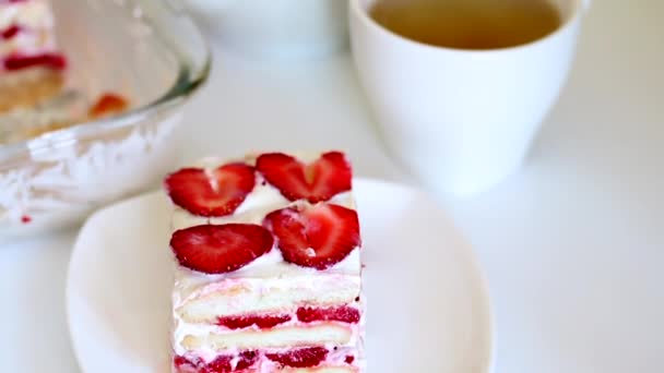 Pastel Fácil Delicado Con Capas Galletas Crema Agria Fresas Cerca — Vídeos de Stock