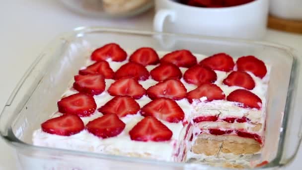 Pastel Fácil Delicado Con Capas Galletas Crema Agria Fresas Cerca — Vídeo de stock