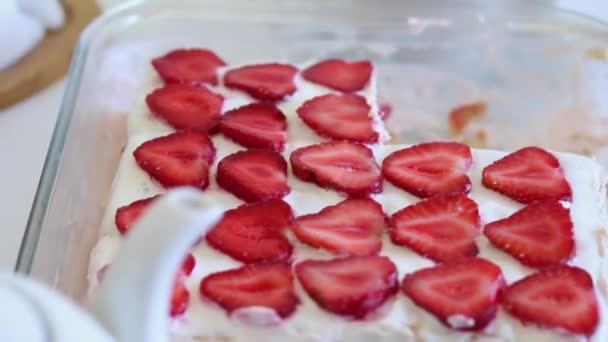 Eenvoudige Delicate Taart Met Lagen Koekjes Zure Room Aardbeien Buurt — Stockvideo