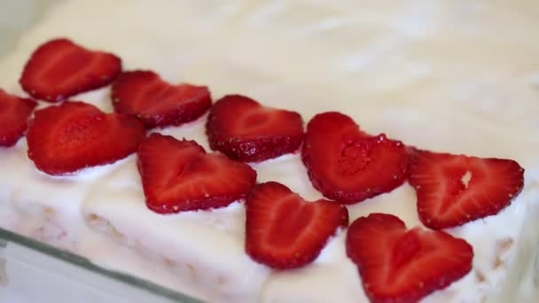 Fraises Tranchées Sur Gâteau Crème Sure Graissé Sous Forme Verre — Video