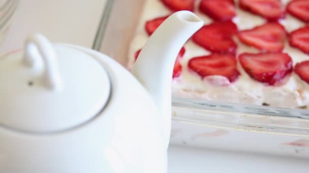 简单精致的蛋糕 有饼干 酸奶油和草莓 附近是一个带饮料的白色茶壶 — 图库视频影像