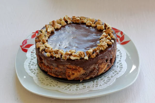 Kuchen ohne Plätzchen und Schokolade zu backen. dekoriert mit Walnussbröseln. auf einem schäbigen, gealterten Hintergrund. — Stockfoto