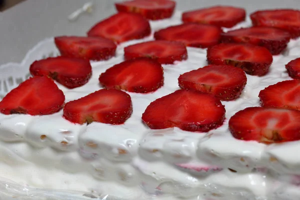 Kuchen aus Plätzchen, saurer Sahne und Erdbeeren. dekoriert mit Erdbeerscheiben. — Stockfoto