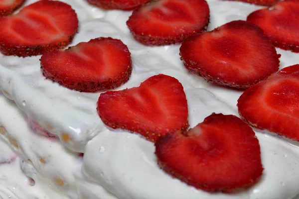 Pastel de galletas, crema agria y fresas. Decorado con rodajas de fresa . — Foto de Stock