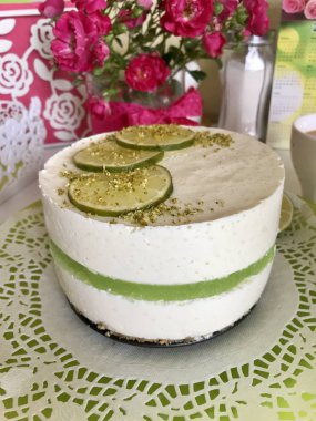 Pişirme olmadan Kireç cheesecake. Kireç dilimleri ile dekore edilmiş.