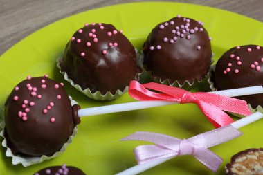 Kek örgü bir yay ile dekore açılır. Bir tabağa uzan. Bir şeker kesilir..