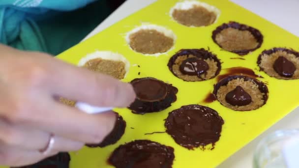 Une Femme Couvre Remplissage Chocolat Fondu Avec Des Amandes Concassées — Video