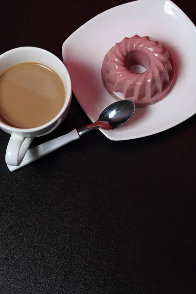 Tvaroh. Dezert leží na talíři vedle šálku kávy a lžíce. — Stock fotografie