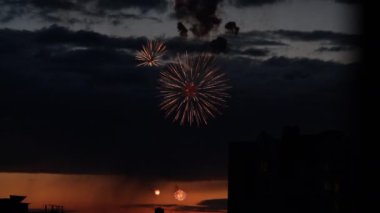 Gün batımından sonra kurşunlu gökyüzünün koyu mavikarşı şenlikli bir selam. Renkli ışıklar. Gün batımında, şehir evlerinin siluetlerini görebilirsiniz..