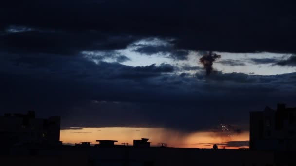 Saudação Festiva Contra Céu Chumbo Azul Escuro Após Pôr Sol — Vídeo de Stock