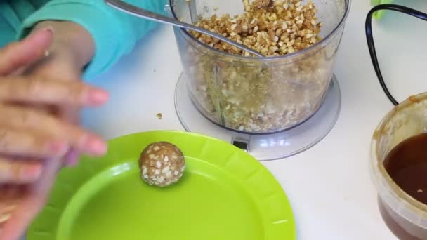 Uma Mulher Rola Bolas Para Recheio Papoula Coloca Prato Amendoins — Vídeo de Stock