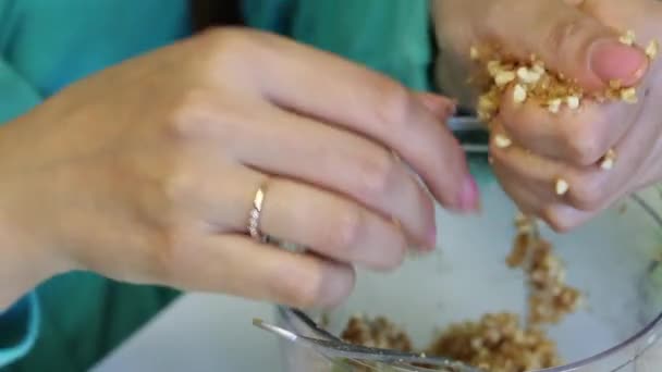 여자는 팝케이크를 채우기 굴립니다 땅콩에서 재료와 클로즈업 — 비디오