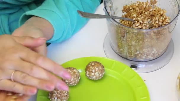 Kvinnan Rullar Bollar För Fyllning Popcake Från Krossade Jordnötter Blandat — Stockvideo