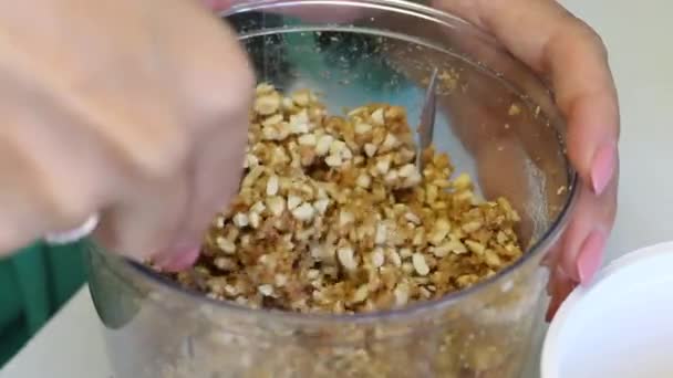 Mujer Baraja Relleno Por Caramelos Cacahuetes Triturados Tazón Una Licuadora — Vídeo de stock