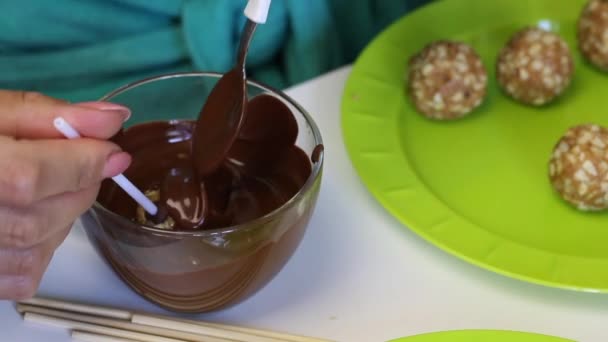 Una Mujer Sumerge Una Paleta Pastel Chocolate Derretido Continuación Plato — Vídeo de stock