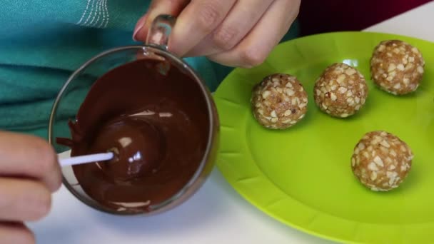 Una Donna Immerge Una Billetta Popcake Nel Cioccolato Fuso Accanto — Video Stock