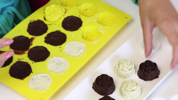 Una Mujer Saca Caramelos Preparados Glaseados Con Chocolate Blanco Negro — Vídeos de Stock