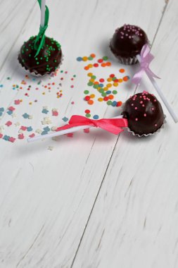 Kek örgü bir yay ile dekore açılır. Tahtaların üzerinde yatıyorlar, beyaza boyanmış. Yakındaki çok renkli dekoratif tepesi dağınık.