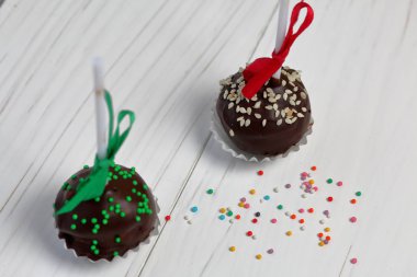 Kek örgü bir yay ile dekore açılır. Tahtaların üzerinde yatıyorlar, beyaza boyanmış. Yakındaki çok renkli dekoratif tepesi dağınık.