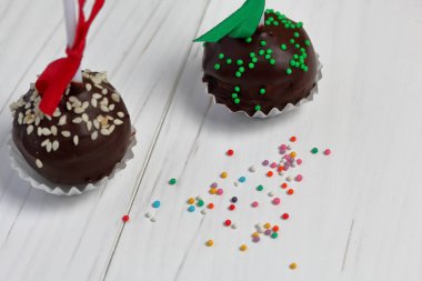 Kek örgü bir yay ile dekore açılır. Tahtaların üzerinde yatıyorlar, beyaza boyanmış. Yakındaki çok renkli dekoratif tepesi dağınık.