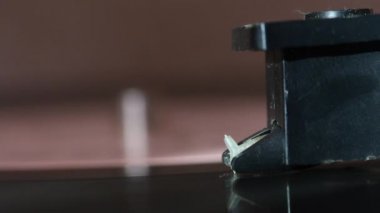 Vinil kayıt oyuncu üzerinde döner. Görünür pikap iğnesi. Her şey tozla kaplı..
