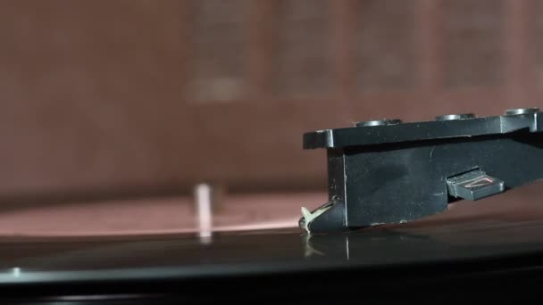 乙烯基唱片在播放器上旋转 可见皮卡针 一切都被灰尘覆盖 — 图库视频影像