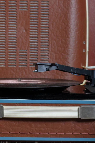 Un viejo gramófono con un disco de vinilo montado en él . —  Fotos de Stock