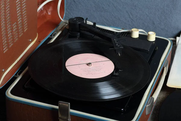 ビニールレコードが取り付けられた古い蓄音機. — ストック写真