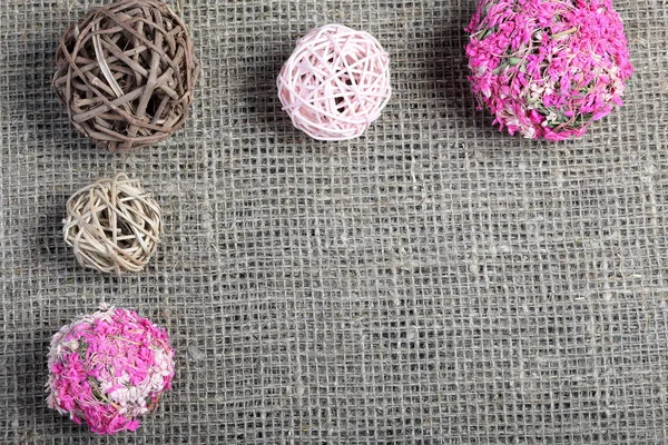Bolas de ratán de varias formas y colores. Colocado sobre una tela áspera de lino . — Foto de Stock