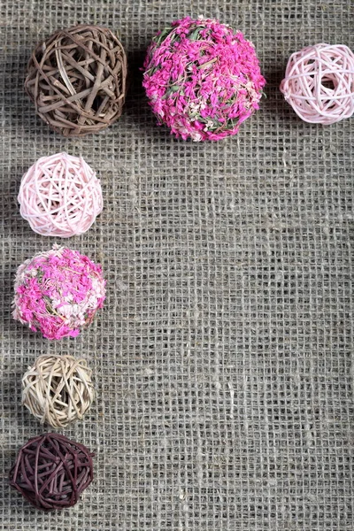 Bolas de ratán de varias formas y colores. Colocado sobre una tela áspera de lino . — Foto de Stock
