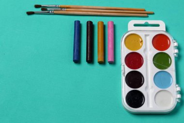 Çizim için aksesuarlar. Nane rengi yüzeyinde çürümüş. Okul malzemeleri.