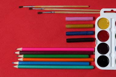 Çizim için aksesuarlar. Mercan renginin yüzeyinde çürümüş. Okul malzemeleri.