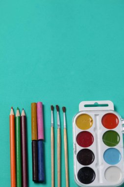 Çizim için aksesuarlar. Nane rengi yüzeyinde çürümüş. Okul malzemeleri.