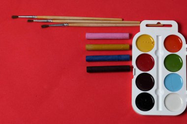 Çizim için aksesuarlar. Mercan renginin yüzeyinde çürümüş. Okul malzemeleri.