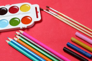 Çizim için aksesuarlar. Mercan renginin yüzeyinde çürümüş. Okul malzemeleri.