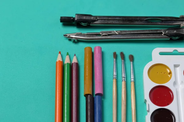 Toebehoren voor tekenen en schetsen. Decomponeerde op het oppervlak van Mint kleur. School benodigdheden. — Stockfoto