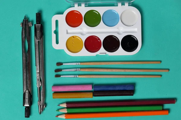 Accesorios para dibujar y dibujar. Descompuesto en la superficie de color menta. Material escolar . — Foto de Stock