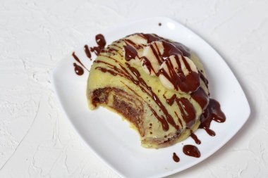 Muzlu magkekli beyaz tabak. Beyaz arka planda.