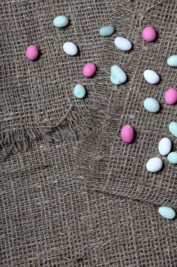 Çok renkli çakıl kaba keten kumaş üzerinde yalan.