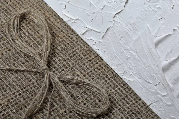 Tessuto di lino grezzo. Su di essa giace un fiocco di filo di lino . — Foto Stock