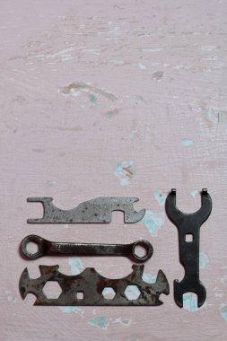 Farklı boyutlar için anahtarlar. Yıpranmış ve korozyon ile kaplı. Soyma boyası ile yüzeye uzanın.