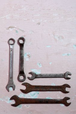 Farklı boyutlar için anahtarlar. Yıpranmış ve korozyon ile kaplı. Soyma boyası ile yüzeye uzanın.