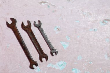 Farklı boyutlar için anahtarlar. Yıpranmış ve korozyon ile kaplı. Soyma boyası ile yüzeye uzanın.