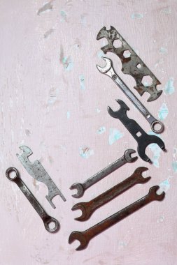 Farklı boyutlar için anahtarlar. Yıpranmış ve korozyon ile kaplı. Soyma boyası ile yüzeye uzanın.