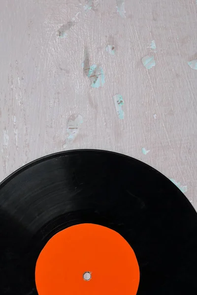 古いビニールレコード。摩耗し、汚い。剥離塗料で表面に横たわっている. — ストック写真